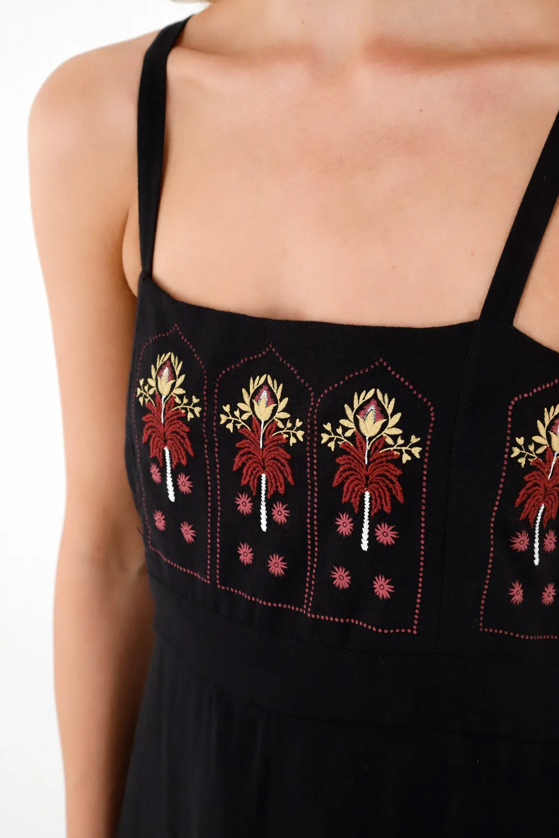 Vestido en lino con bordados decorativos para mujer